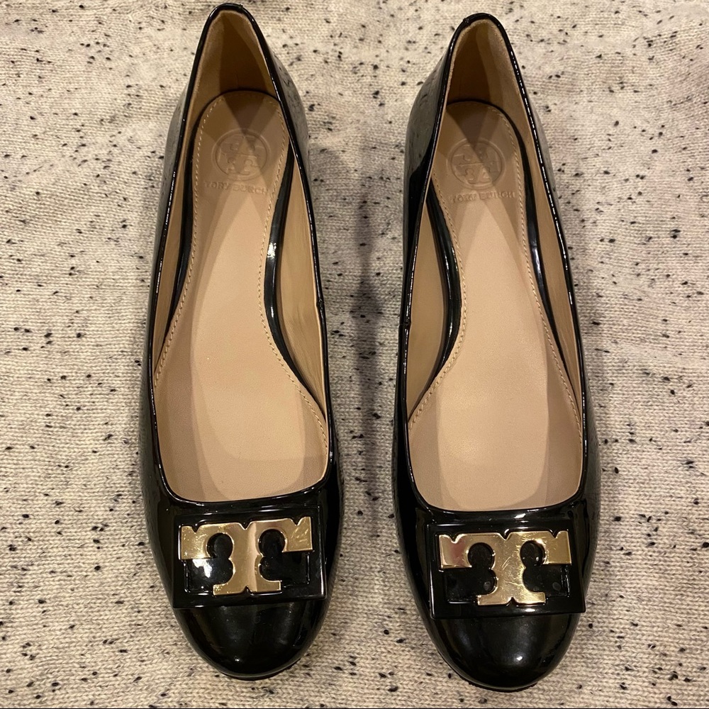 Tory Burch Patent Leather Black Logo Pumps Size 7 - Picture 3 of 8